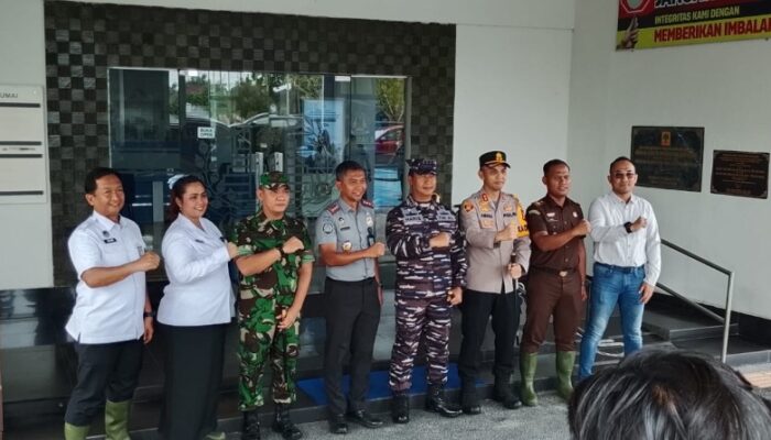 Perwakilan Bea Cukai Dumai Andry Irawan Kasi P2 Hadiri Undangan Penanaman Bibit Kelapa di Halaman Kantor Imigrasi.