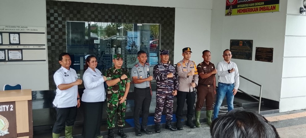 Perwakilan Bea Cukai Dumai Andry Irawan Kasi P2 Hadiri Undangan Penanaman Bibit Kelapa di Halaman Kantor Imigrasi.