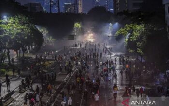 Cara berkendara yang aman ketika terjebak dalam aksi unjuk rasa